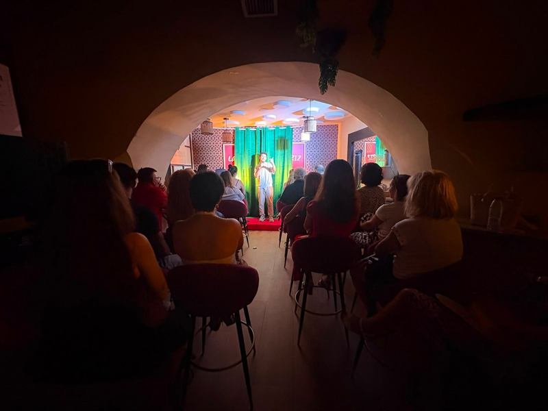 Sala de monólogos Comedia en Callao, Madrid, con un cómico sobre el escenario