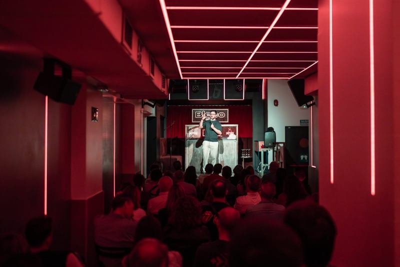 Sala de monólogos Comedia en Chamberí, Madrid, con el público durante un show de stand up