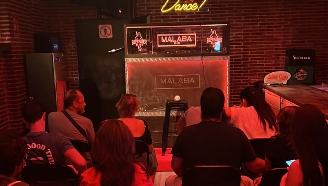 Sala de monólogos Comedia en Malasaña, Madrid, con neones y público en un show de stand up